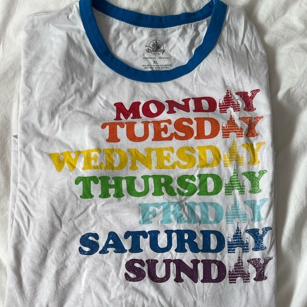 Disney Parks 7 Days Castle T-Shirt (size XL)